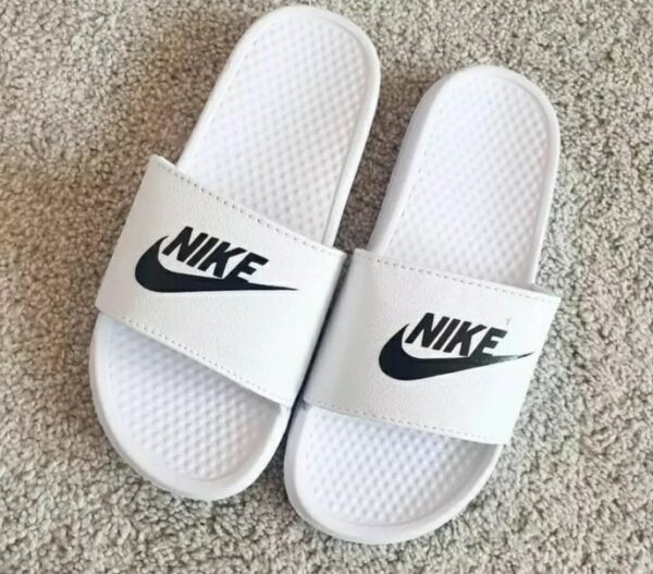 nike papuce bele okshop 4 - Letnje nike papuce crne i bele. Papuce su jako lake, udobne i ne kliza noga u njima. Brojevi od 36 do 46. Univerzalni model. Made in Vietnam. Porucivanje na broj:  Poziv/SMS Ako želite da vam pošaljemo predmet, potrebni su sledeci podaci: -Ime i prezime, -Ulica i broj, -Mesto i poštanski broj, -Broj telefona za kontakt