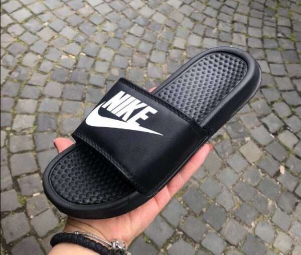 nike papuce crne okshop 4 - Letnje nike papuce crne i bele. Papuce su jako lake, udobne i ne kliza noga u njima. Brojevi od 36 do 46. Univerzalni model. Made in Vietnam. Porucivanje na broj:  Poziv/SMS Ako želite da vam pošaljemo predmet, potrebni su sledeci podaci: -Ime i prezime, -Ulica i broj, -Mesto i poštanski broj, -Broj telefona za kontakt