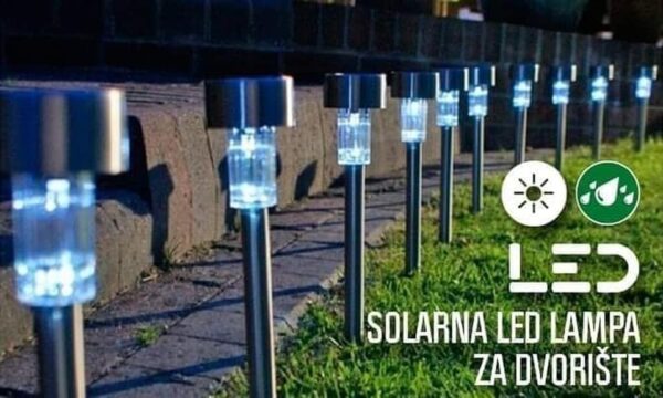 109872465 3314561238595622 28424 - Set od 6 SOLARNIH baštenskih LED lampi Solarne dekorativne lampe za dvorište, bašte, terase, kafiće Lampe su od nerđajućeg čelika i plastike, imaju po jednu led lampicu. Svaka led lampa sadrži punjivu bateriju koja se u toku dana puni preko solarnog panela na vrhu, a preko noći automatski pali i diskretno osvetljava i dekorišem prostor. Postoji prekidač ON/OF preko kog možete uključiti ili isključiti lampe.