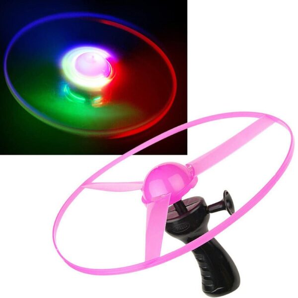 2018 YUXIN Light Up Toys Colorful Pull String UFO LED Light Up Flying Saucer Plastic Flashlight - Ovaj rotirajuci propeler, napravljen je od cvrste i kvalitetne plastike precnika 24cm. Propeler se aktivira vrlo jednostavno povlacenjem kanapa i sa podignutom rucicom iznad glave. Propeler ce se vinuti visoko i ostati dugo u vazduhu dok lagano ne sleti na tlo. Na sredini propelera nalaze se svetlece diode koje se mogu ukljuciti i uciniti igru drugacijom i uzbudljivijom u mraku. Igra je zabavna za sve generacije. Prilagodjena uzrastu 3+.