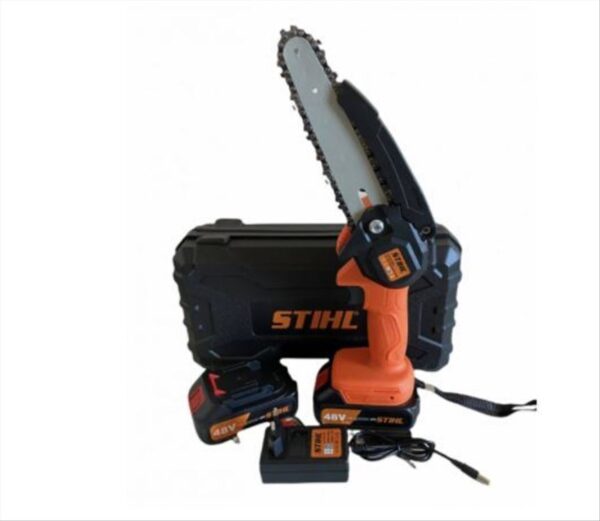 AkurucnatesteraSTIHL48v dvebaterije - STIHL Aku lancana testera je savremeni alat namenjen za sečenje drveta, obrezivanje i sječu voćaka. Ova lagana i prenosiva aku testera omogućava jednostavno rukovanje jednom rukom, zahvaljujući svom lagano telu male veličine. Opremljena je litijumskom baterijom od 48V i kapaciteta 6Ah, pružajući dovoljno snage za razne sečenje.