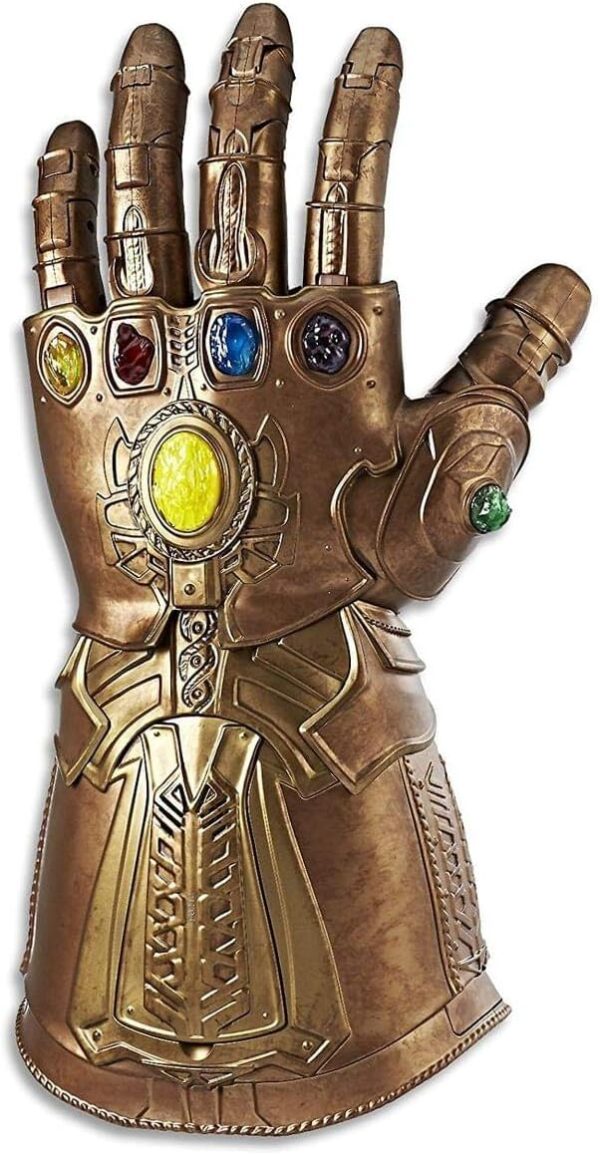 AvengersRukavicaInfinityGauntlet - Rukavica Infinity Gauntlet, koja se pojavljuje u Marvelovom univerzumu, je moćan artefakt sa sposobnostima da kontroliše sve šest Infinity kamenova, pružajući nosiocu gotovo neograničenu moć. Ova rukavica je postala poznata kroz Marvel filmove, posebno u filmu "Avengers: Infinity War" i "Avengers: Endgame".