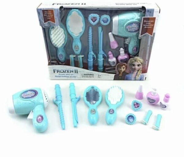 Frozen beauty set za devojcice 1.1 - Obradujte svoje princeze ovim neverovatnim Frozen setom za sredjivanje. Podstaknite ih na igru, u setu dolaze aparati za sredjivanje kose, fen, figaro, ogledalca i ostale sitnice. Set je napravljena od netoksicnih materijala tako da je bezbedna za igru.