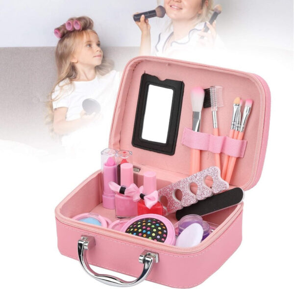 MakeUpMiniKoferzaSminkanje DecijiSetIgracka 1 - Ovaj MakeUp mini kofer je savršen poklon za sve male ljubitelje šminke i manikira. Set sadrži 22 dodatka, uključujući repliku UV lampe za nokte, kako bi mališanima omogućio da se igraju i istražuju svet šminke i manikira na siguran i zabavan način.