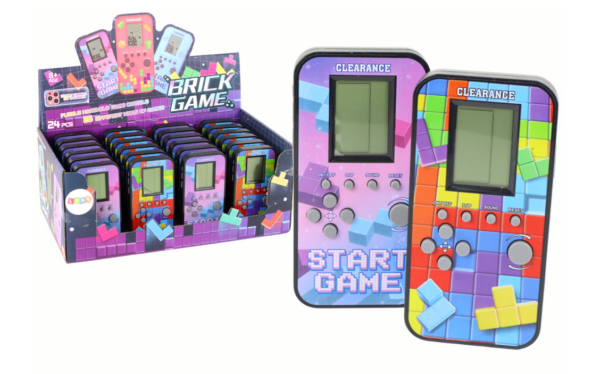 RetroTetrisKonzola Sarena 2 - Retro Tetris Konzola u šarenim tonovima predstavlja savršenu igračku za ljubitelje logičkih igara! Napaja se sa dve AAA baterije (nisu uključene).