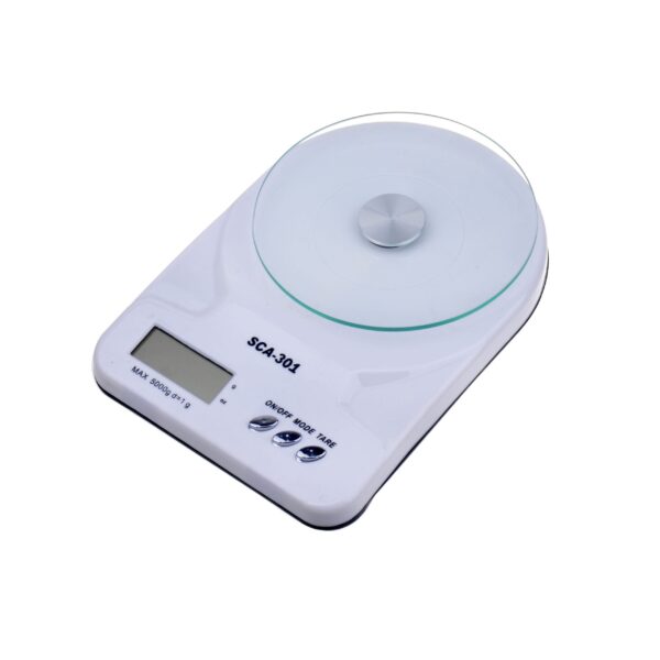 White Electronic Kitchen Scale Digital Food Scale scaled 1 - Kuhinjska vaga digitalna je elektronska vaga  sa LCD displejom, koji prikazuje krupne brojeve, nosivosti do 5kg. Vaga radi na 2 AAA baterije i prikazuje kada je baterija pri kraju, kako bi se na vreme zamenile. Kao visoko precizna vaga, Kuhinjska vaga digitalna omogućava spremanje recepata gde su prave količine sastojaka od primarnog značaja za uspeh jela. Može se isključivati ručno ili podesiti da se automatski isključuje.