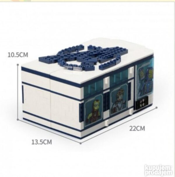 big 146105587 63b5c270db4b04 69737318014f6432 c09d 4 - Lego Tajna baza osvetnika – Avengers 906 pcs Odlicna zabava za decu kocke nisu lego ali iskreno uklapaju se kockice kao i lego naravno dobijate uputstvo pomocu kojeg cete sloziti sve kao i na kutiji. Dizajnerska “ tajna baza Osvetnika” Lego od 906 komada pripada odeljku “ čudo” kategoriji “ Osvetnici” . Čuvenu skrivenu bazu najpopularnijeg tima superheroja sada imate kod kuće! Zgrada je uređena i sastoji se od 6 soba od kojih svaka pripada heroju. Komplet uključuje šest minifigura: Thor Hulk Cap Iron Man Spider-Man i Spasilac