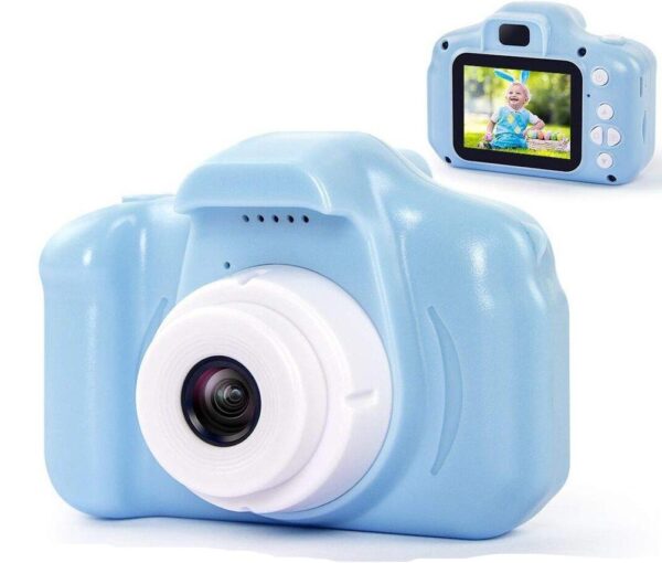 mini digital camera 1.2 - Kamera ima automatski fokus, i 15 smesnih presetovanih okvira za fotografije. Takodje prethodno se moze izabrati 7 razlicitih scenskih modova, kao i 4 opcije zumiranja. Jednostavno i intuitivno rukovanje operise sa 5 funkcija (fotografija, podesavanje, video snimanje, igrice, reprodukcija). Ova istovremeno jednostavna i multifunkcionalna spravica ce privuci decu da provode vreme kreativno i moastovito, i da se odmaknu od zurenja u mobline telefone i tablete. Baveljenje fotografijom je, po recima psihologa, jedna od umetnickih disciplina koja kod dece razvija osecaj za prostorne kompozicije i estetiku. Kamera poseduje ugradjenu punjivu bateriju od 1000 mAh, dovoljnu za 2 sata fotografisanja i 90 minuta snimanja video zapisa. .Vreme punjenja baterije je oko 100 minuta. Kompaktna, mala, lagana (65 grama) i slatka, ovu kameru mozete nositi svugde, bez opterecenja. Kamera se kaci na ogrlicu (dolazi u kompletu) koja se moze nositi oko vrata.