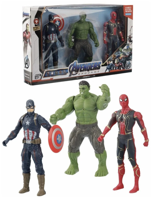 orig 1 1 - Osvetnici 3 u 1 set.  Avengers set je idealan poklon za svakog dečaka ili odraslu osobu koja je fan Marvelovih junaka i koja bi volela da poseduje njihove figure. Set dolazi od 3 najpopularnija junaka – Hulk, Captain America i Ironman. Ovi superheroji su odlična igračka, koja će doneti zasigurnu zabavu Vašoj deci i stimulisaće njihovu maštu i kreativnost prilikom igranja. Igračke imaju svetleće efekte, pomeraju ruke i noge , dok je visina igračaka 12cm a pored svega najvažnije, napravljene su od bezbedne ABS plastike. Set je namenjen za uzrast 3+.